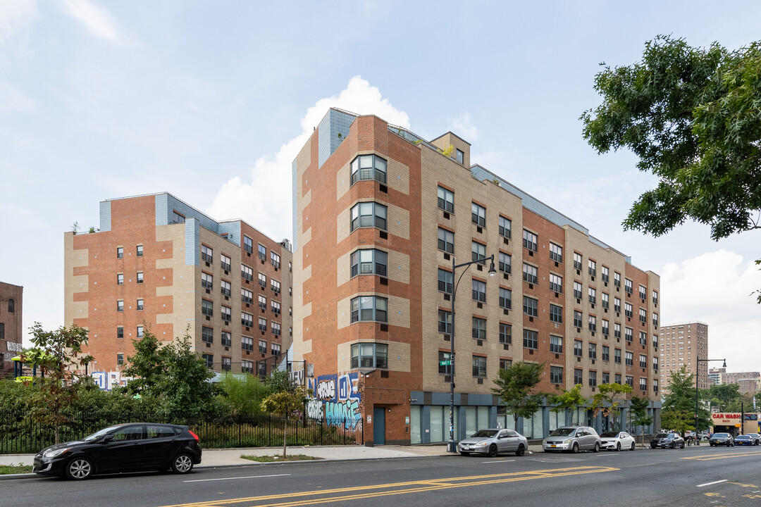 Bushwick Gardens in Brooklyn, NY - Foto de edificio