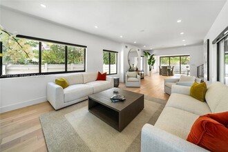 600 NE 57th St in Miami, FL - Foto de edificio - Building Photo