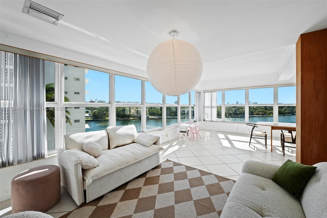 9100 W Bay Harbor Dr in Bay Harbor Islands, FL - Building Photo