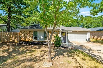 5306 Lansingford Trail in Arlington, TX - Foto de edificio - Building Photo