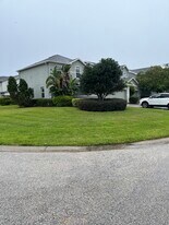 1018 Bella Vista Dr NE in St. Petersburg, FL - Building Photo