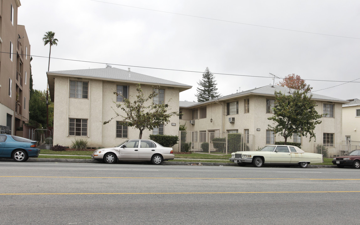 5642 Laurel Canyon Blvd in Valley Village, CA - Foto de edificio