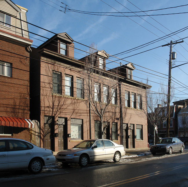 2027 Sarah St in Pittsburgh, PA - Foto de edificio - Building Photo