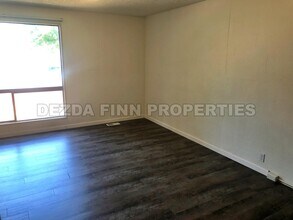 947 E Augusta Ave in Spokane, WA - Building Photo - Building Photo