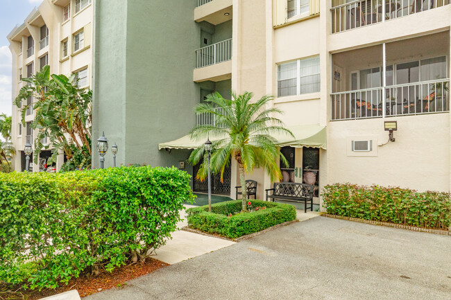 Spencer Place Condominium in West Palm Beach, FL - Building Photo - Building Photo