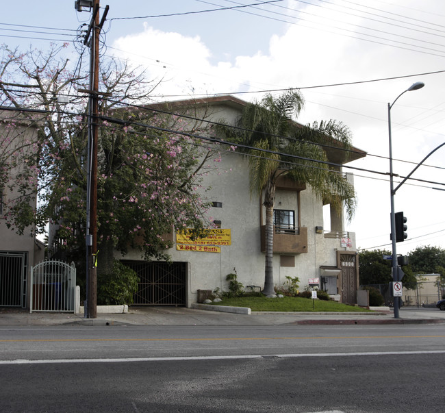 6900 Coldwater Canyon Ave in North Hollywood, CA - Building Photo - Building Photo