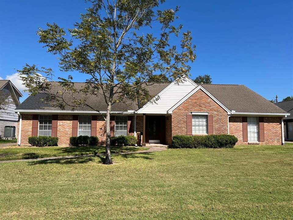 122 Driftwood Dr in Taylor Lake Village, TX - Building Photo