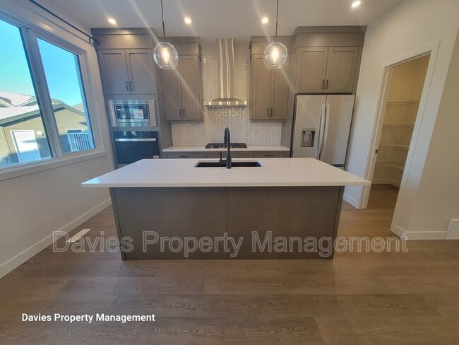 2222 Muckleplum Cres SW in Edmonton, AB - Building Photo - Building Photo