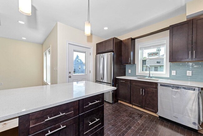 72 Stanley Ave in Medford, MA - Foto de edificio - Building Photo