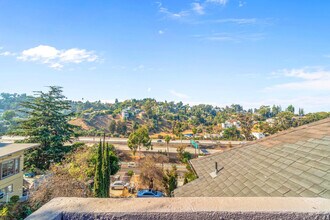 2414 N Alvarado St, Unit B in Los Angeles, CA - Building Photo - Building Photo