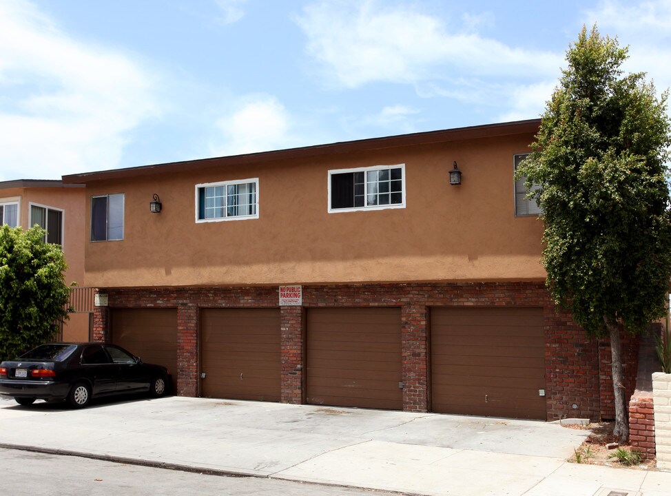 455 Rose Ave in Long Beach, CA - Building Photo