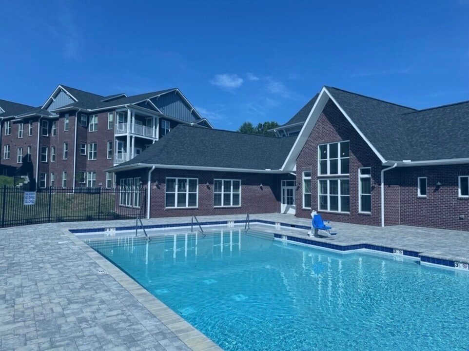 Groves at Waters Edge in Waynesville, NC - Foto de edificio