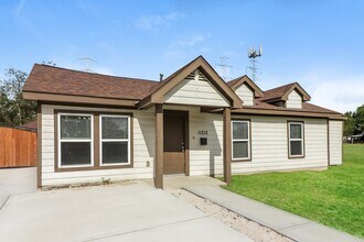 11215 Munn St in Houston, TX - Foto de edificio - Building Photo