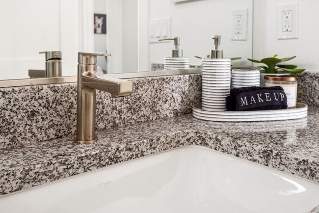 2075 Landen Ln in Santa Rosa, CA - Foto de edificio - Building Photo