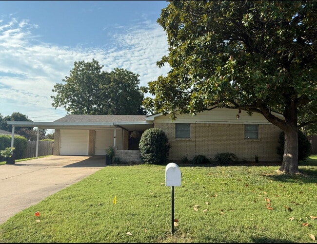 109 Redbud Cir in Hewitt, TX - Building Photo - Building Photo