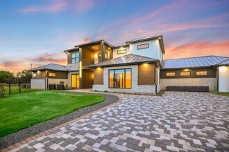 1806 Lauren Dr in Spicewood, TX - Foto de edificio - Building Photo