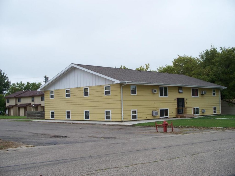 425 8th Ave NE in Watertown, SD - Building Photo