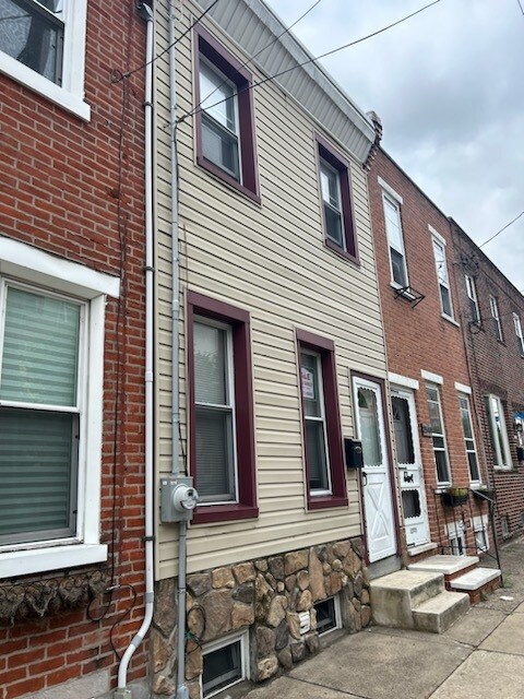 2546 E Dauphin St in Philadelphia, PA - Building Photo