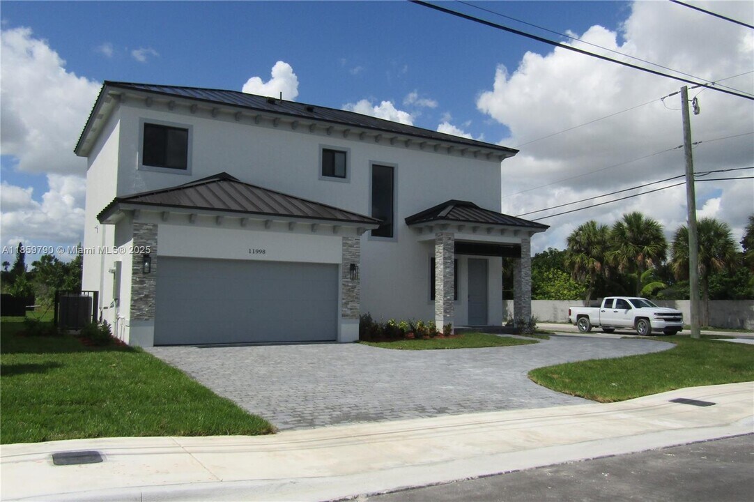11998 SW 232nd St in Miami, FL - Building Photo