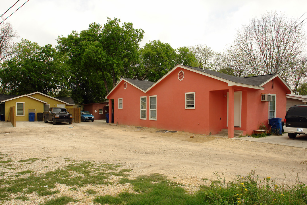 4515 W Durango St in San Antonio, TX - Building Photo