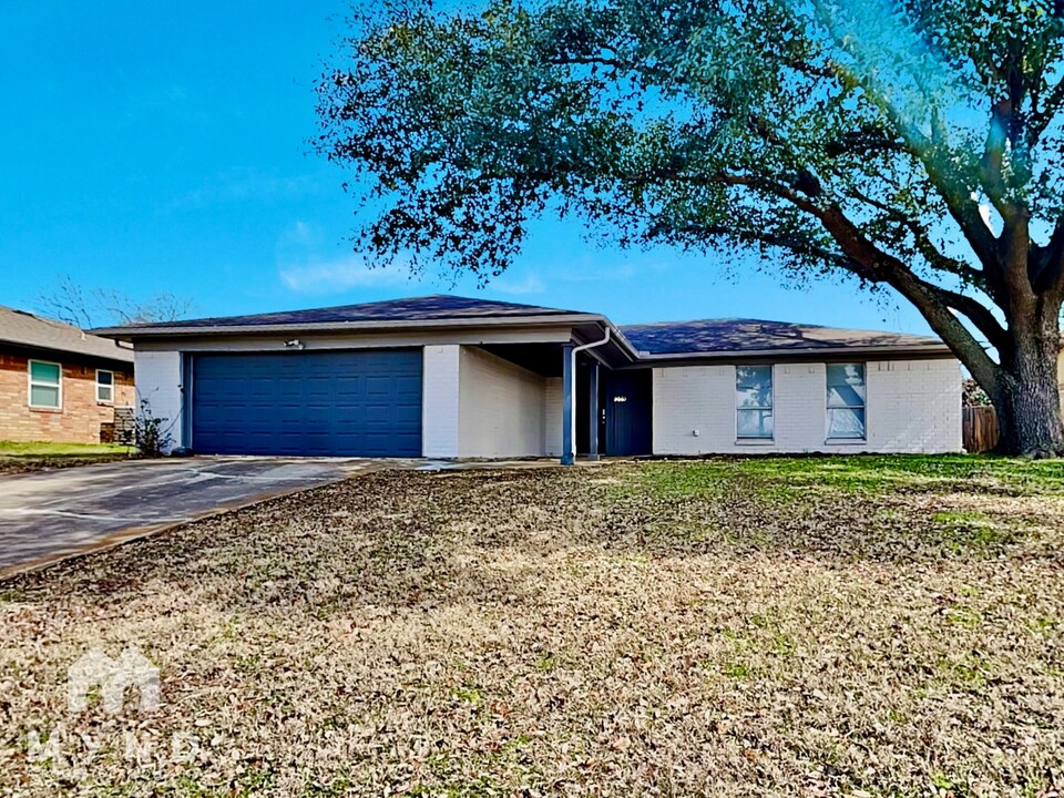 7309 Fredricksburg Dr in Forest Hill, TX - Building Photo