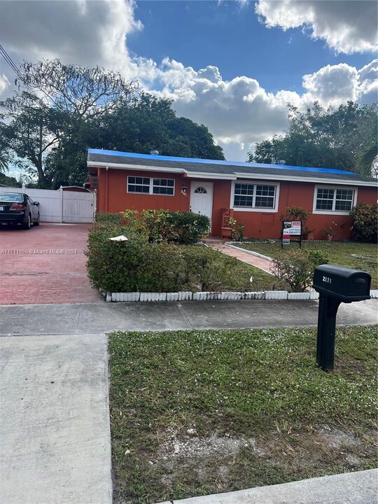 2021 SW 68th Way in Miramar, FL - Building Photo