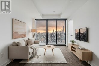 55 Charles St E in Toronto, ON - Building Photo - Building Photo