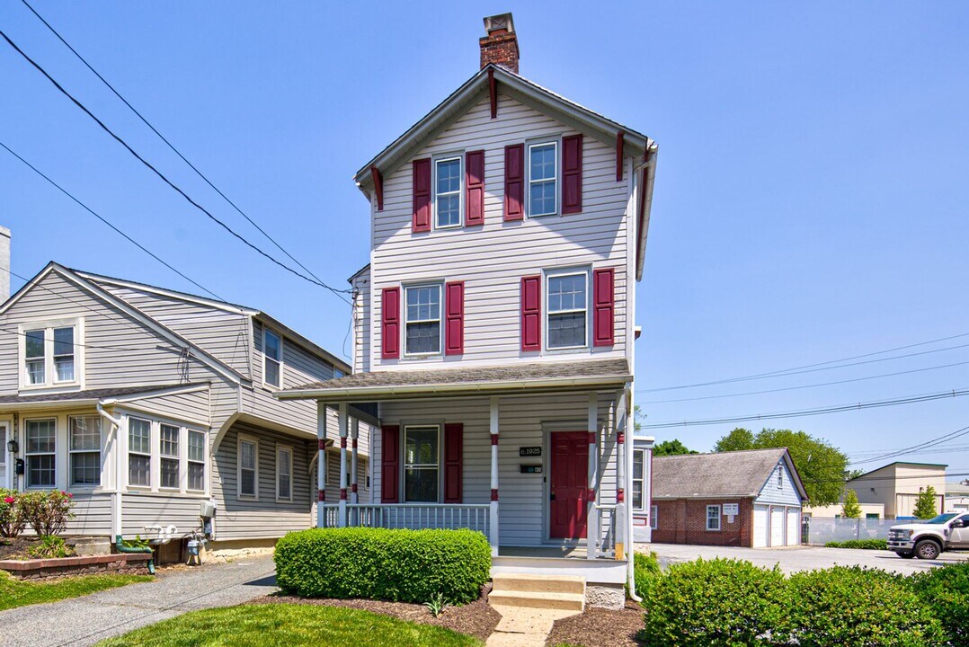 130 W Main St in Newark, DE - Building Photo