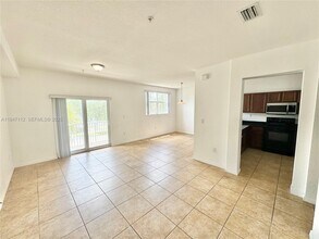 10800 NW 88th Terrace in Doral, FL - Building Photo - Building Photo
