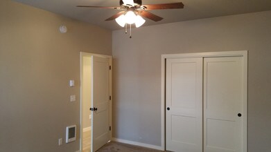 502 SW Evergreen Ave-Unit -105 in Redmond, OR - Building Photo - Building Photo