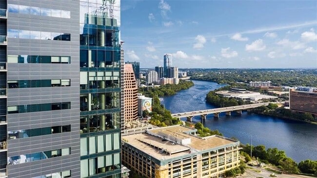 210 Lavaca St, Unit 2405 in Austin, TX - Foto de edificio - Building Photo