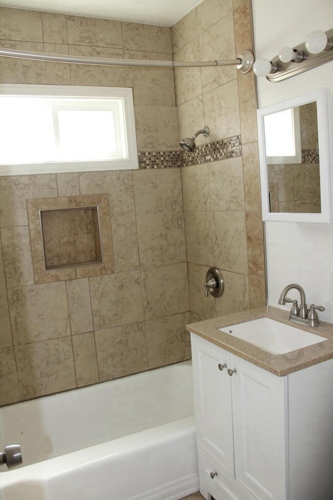 11029 Hesby St, Unit 1/2 in Los Angeles, CA - Building Photo - Building Photo