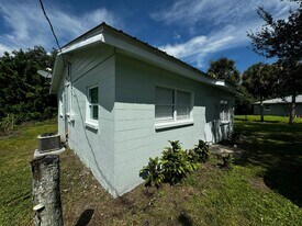 64 W Myrtle St in Arcadia, FL - Building Photo