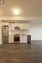 715 Davis Dr in Newmarket, ON - Building Photo - Building Photo