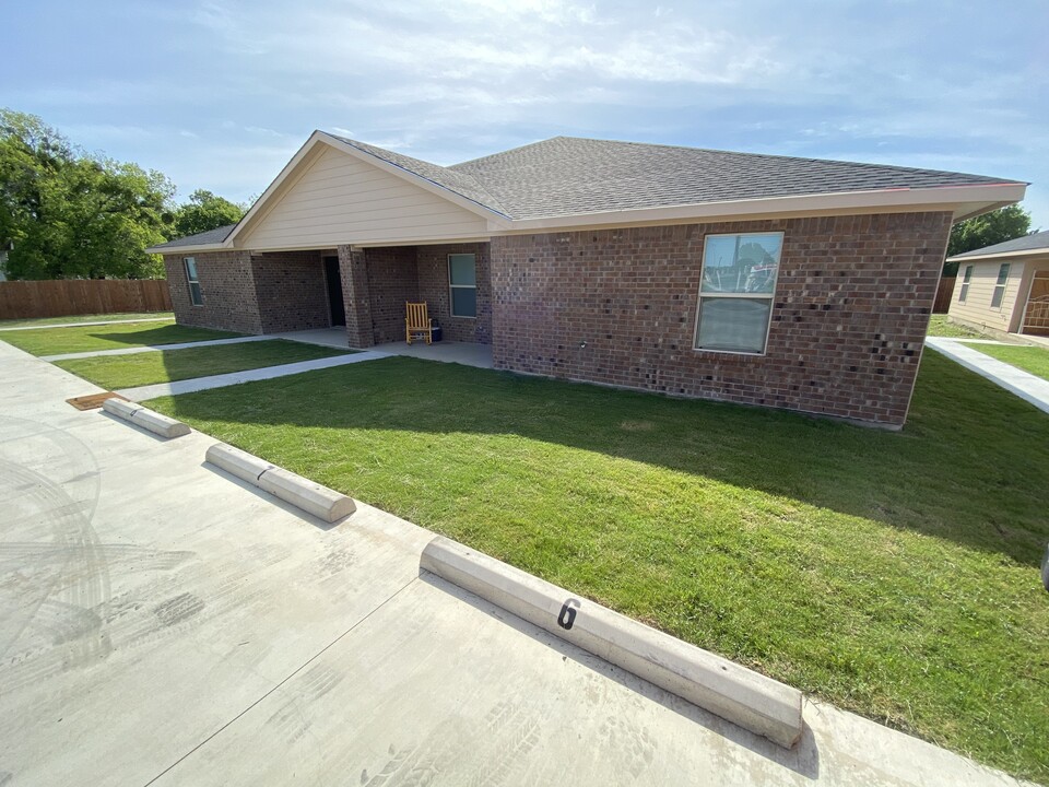 The Clark Complex in Italy, TX - Foto de edificio