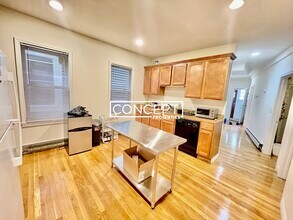 143 Hillside St, Unit 1 in Boston, MA - Building Photo - Building Photo