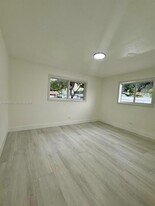 651 N 73rd Ave in Hollywood, FL - Building Photo