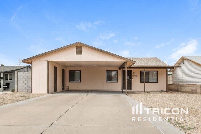 property at 1006 E Clarendon Ave