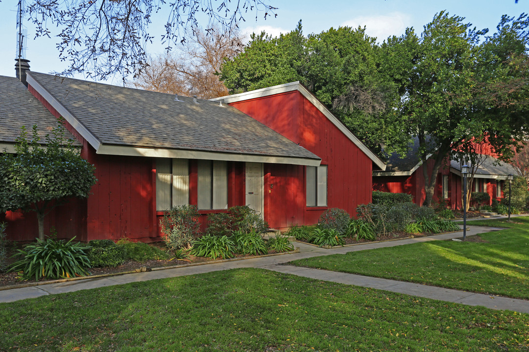 Riverside Townhomes in Fresno, CA - Building Photo