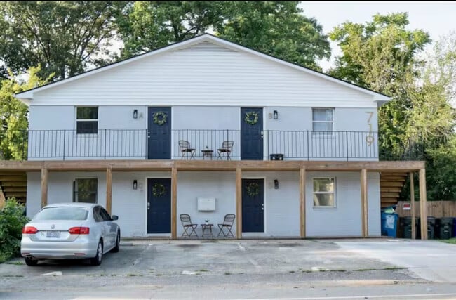 Room in Apartment on Liberty St in Durham, NC - Building Photo - Building Photo