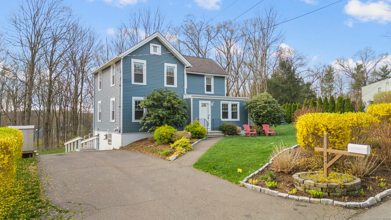 240 Kenwood Ave, Unit 1 in Hamden, CT - Building Photo