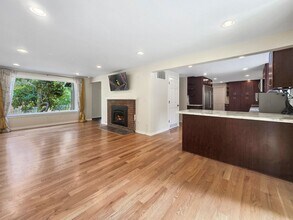 12017 NE 66th St in Kirkland, WA - Building Photo - Building Photo