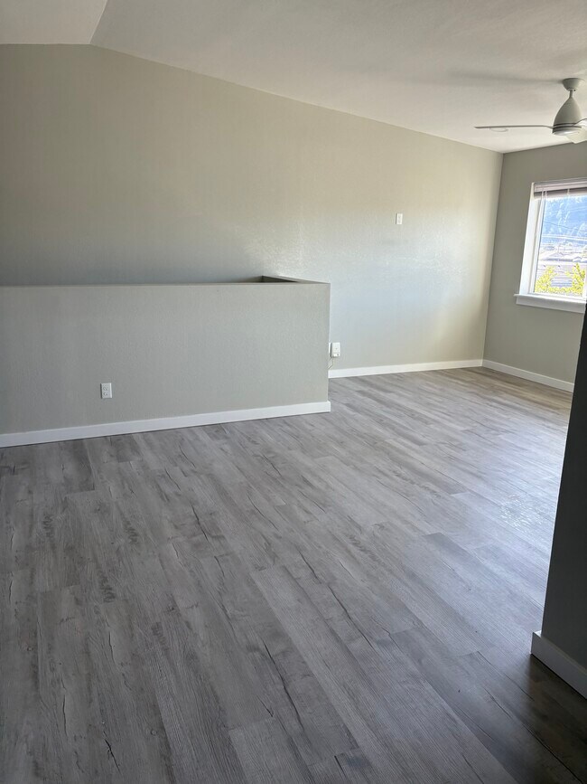 682 Elm Ave in Reedsport, OR - Building Photo - Building Photo