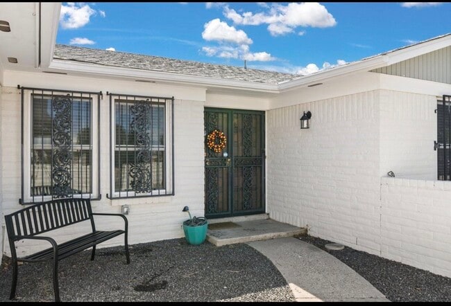 12100 Woodland Ave NE in Albuquerque, NM - Foto de edificio - Building Photo