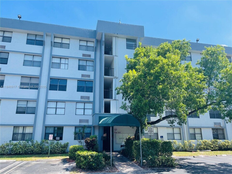 2401 Riverside Dr in Coral Springs, FL - Building Photo