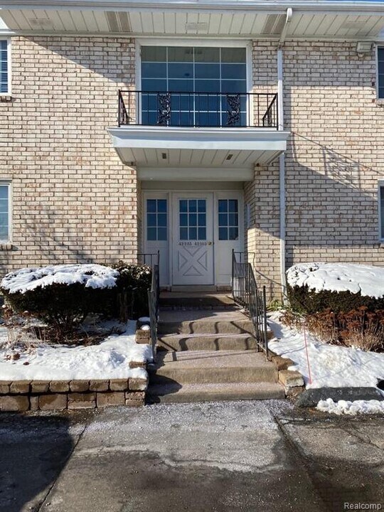 42285 Woodward Ave in Bloomfield Township, MI - Building Photo