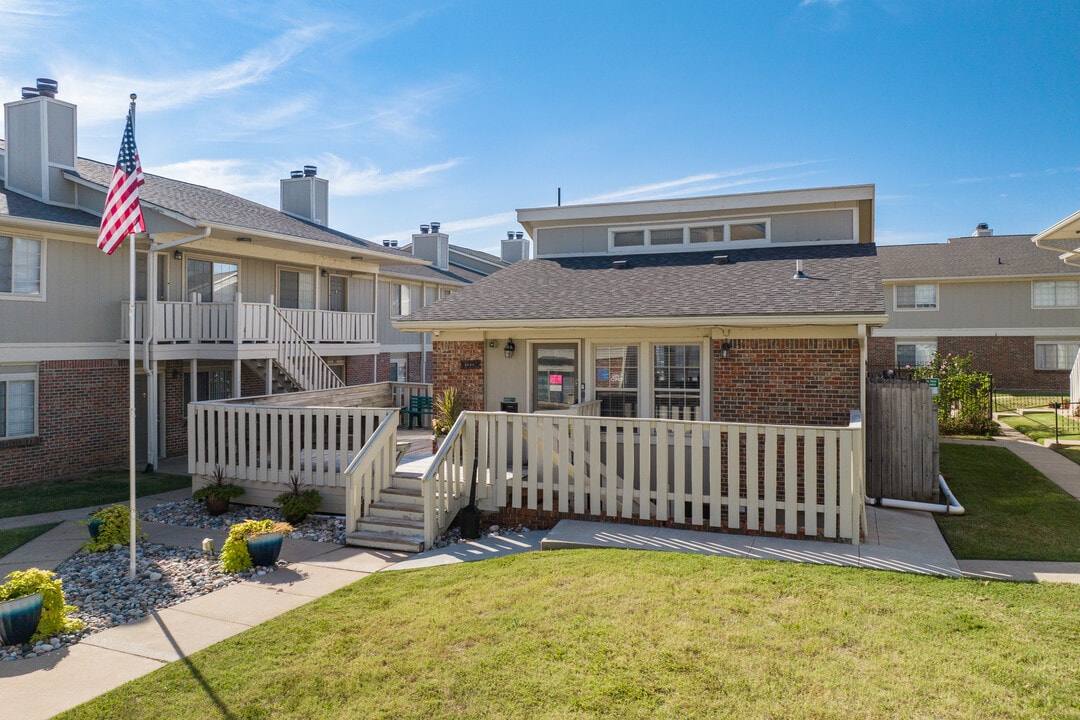 Hearth Hollow in Derby, KS - Foto de edificio