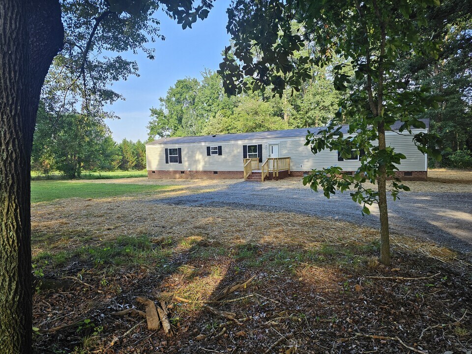 1135 Hendricks Lake Rd in Shelby, NC - Building Photo