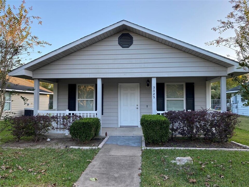 3323 Angel Ln in Houston, TX - Building Photo