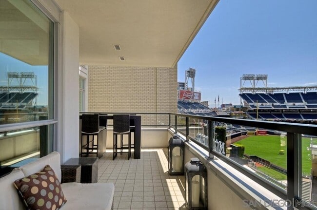 325 Seventh Ave in San Diego, CA - Building Photo - Building Photo